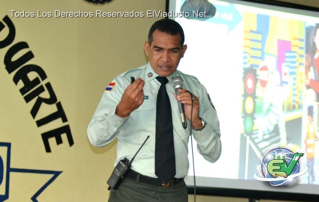 Teniente Coronel de la AMET Vásquez Suarez imparte charla en el Colegio Duarte de Moca